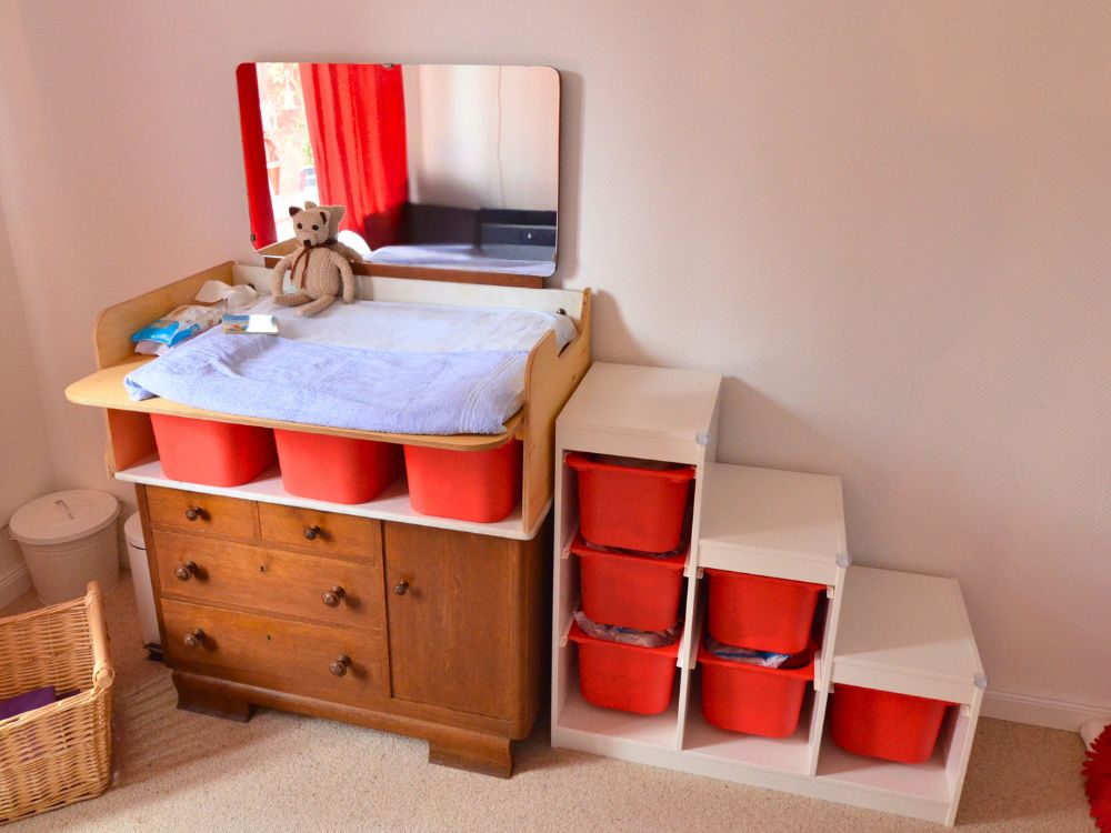 Pflegebereich mit Wickelplatz und Aufbewahrung