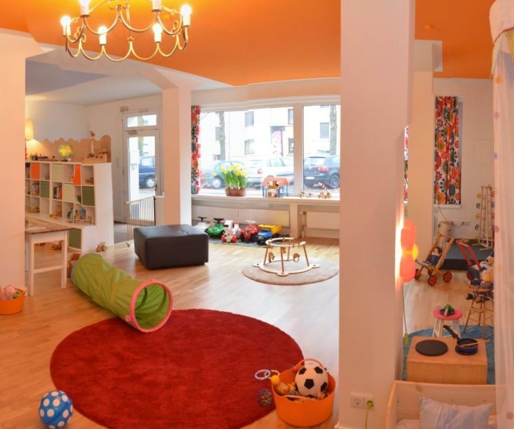 Großer, heller Spielraum der Kindertagespflege Die Kinderstube mit Klavier, Teppich und verschiedenen Spielbereichen